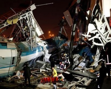 Тежка влакова катастрофа в Анкара! Има загинали и ранени СНИМКИ и ВИДЕО