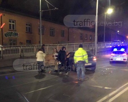 Верижна катастрофа до Бетонния мост! Четири коли се нанизаха СНИМКИ