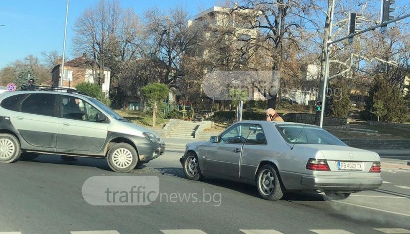 Катастрофа блокира кръстовище в Пловдив СНИМКИ