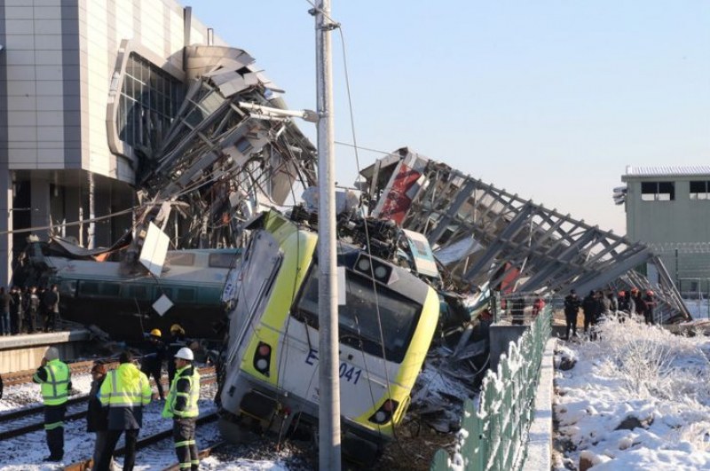 Най-малко 9 са жертвите на зверската катастрофа с влак в Анкара СНИМКИ