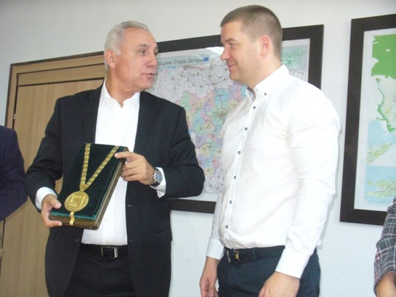 Стоичков дари парите си за почетен гражданин на Стара Загора на болно дете