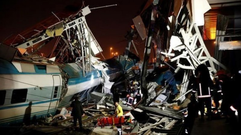 Тежка влакова катастрофа в Анкара! Има загинали и ранени СНИМКИ и ВИДЕО
