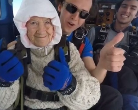 102-годишна баба скочи с парашут