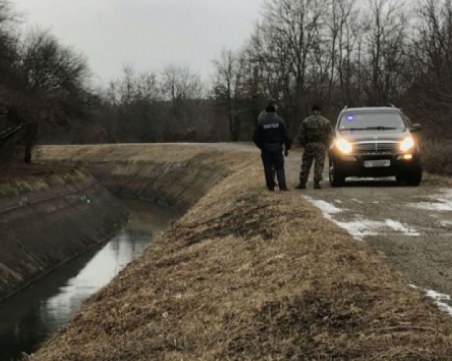 Хиляди левове и незаконен пистолет са открити до тялото на началника на КАТ