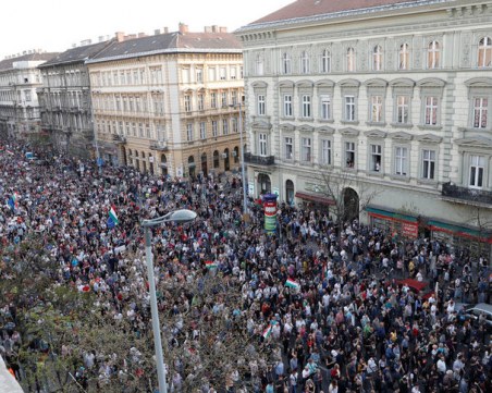 Бурни протести срещу Орбан, полицията използва сълзотворен газ