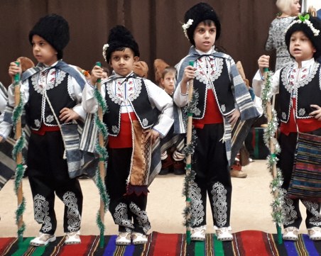 Десетки коледарчета напълниха детска градина в Пловдив