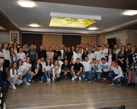 Младежи от Асеновград на благотворителен коледен бал в бяло СНИМКИ