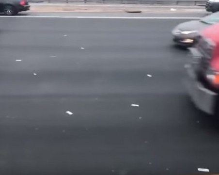 Пари покриха магистрала в Ню Джърси, разпиля ги брониран камион ВИДЕО