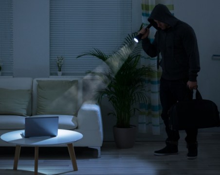 Пловдивчани, заключвайте входните си врати! Ловки крадци дебнат в късните часове