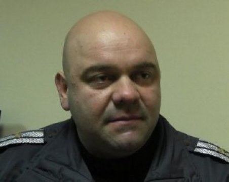 Шефът на КАТ-Казанлък продължава да бъде издирван, липсва и оръжието му