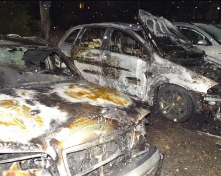 Три автомобила изгоряха до основи, възможен е умишлен палеж
