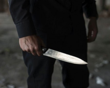 Три жени са нападнати с нож, две от тях се борят за живота си