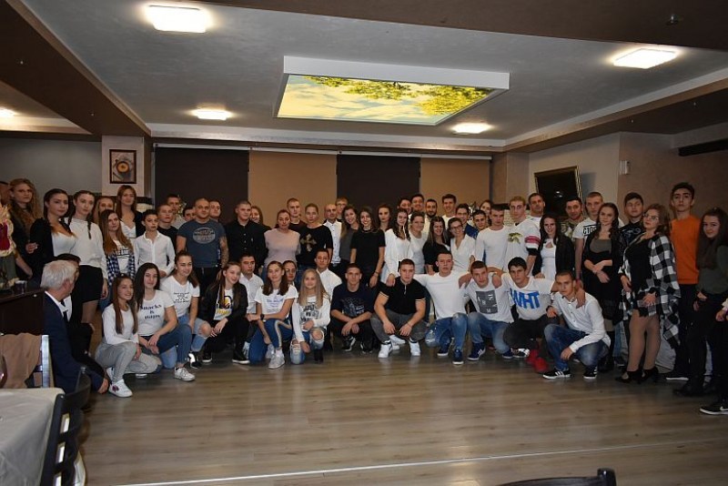 Младежи от Асеновград на благотворителен коледен бал в бяло СНИМКИ
