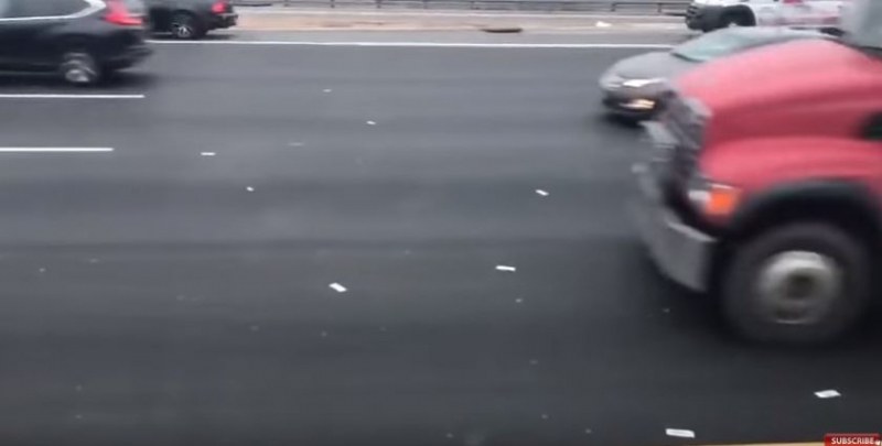 Пари покриха магистрала в Ню Джърси, разпиля ги брониран камион ВИДЕО