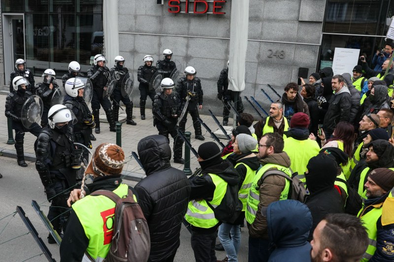 Парижката полиция се готви за най-лошия сценарий на “жълтите жилетки“