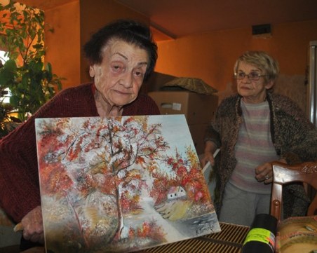 Баба Костадинка се нанесе в новия си дом, след като продадоха къщата й ВИДЕО