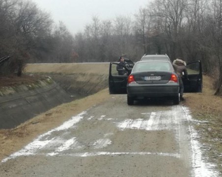 Бележник, патрони и пачки с пари разхвърляни около колата, в която бе намерен шефът на КАТ – Казанлък