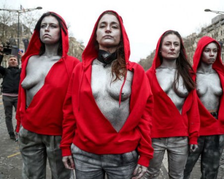 Голи активистки събраха вниманието на протестите в Париж СНИМКИ и ВИДЕО