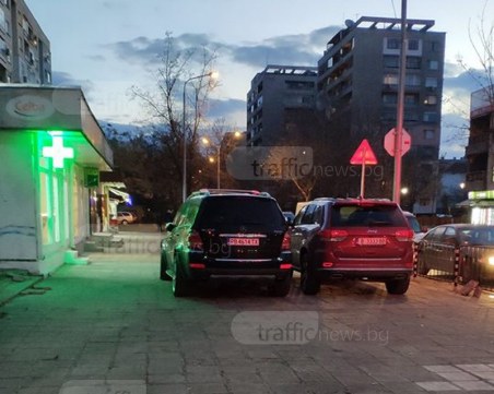 Двойна наглост на едно място! Да спреш на тротоара пред заведението СНИМКА