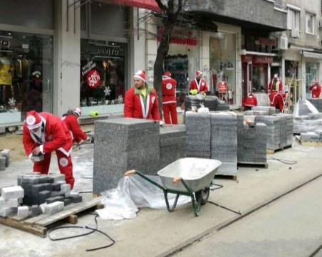 Служители на Дядо Коледа в ново амплоа! Явно столичани да слушали много СНИМКИ