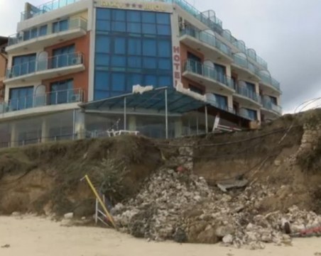 Свлачище заплашва да погълне голям хотел в Равда