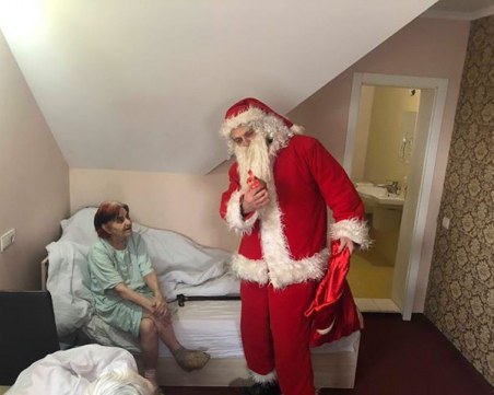 Възрастни пловдивчани се усмихнаха широко! Дядо Коледа дойде първо при тях СНИМКИ