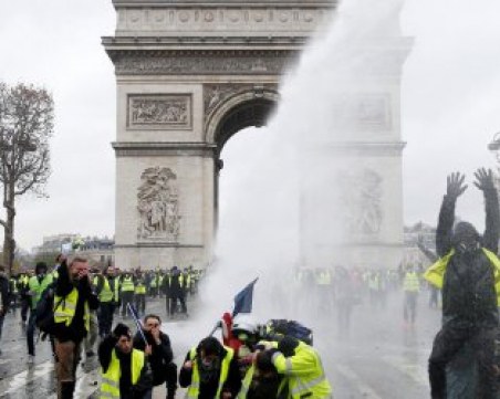 Жълтите жилетки отново излизат в Париж, 70 000 полицаи пазят реда във Франция