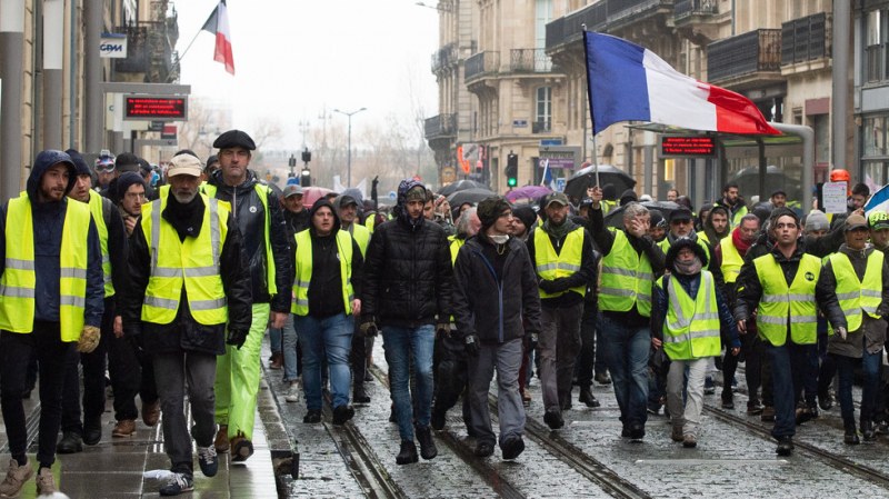 Бунт на масите: Блокади на пътища, десетки арести и сълзотворен газ във Франция