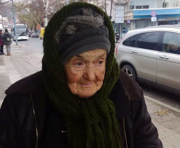 Ще изкара ли тази нощ баба Марийка? Болната старица се скита сама из улиците на Пловдив СНИМКИ
