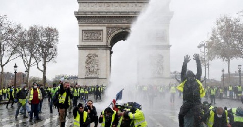 Жълтите жилетки отново излизат в Париж, 70 000 полицаи пазят реда във Франция