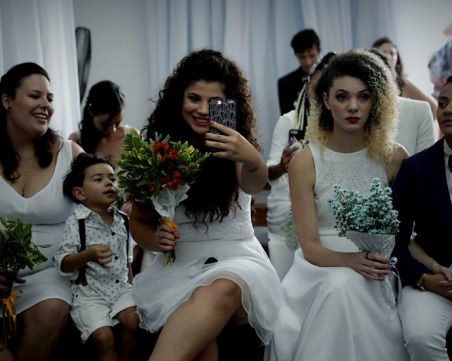 Десетки гей-двойки се ожениха заедно в Сао Пауло