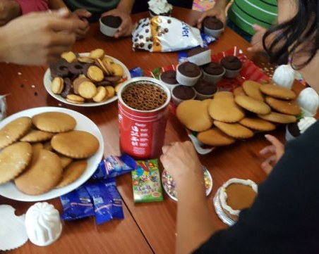 Деца от домовете в Пловдивско месиха погачи и декорираха коледни лакомства