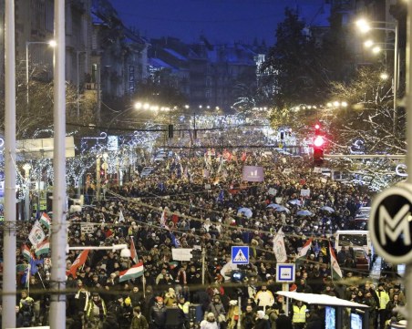 Хиляди унгарци протестираха срещу авторитарното управление на Орбан