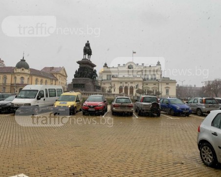 Мъгла на магистралата, в София заваля сняг СНИМКИ