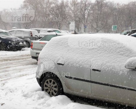 Пътна полиция светва: Вали обилен сняг, не пътувайте, ако не е неотложно СНИМКИ