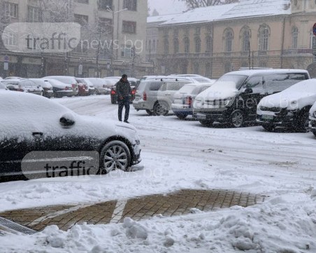 Сняг натрупа в София, има закъсали коли СНИМКИ