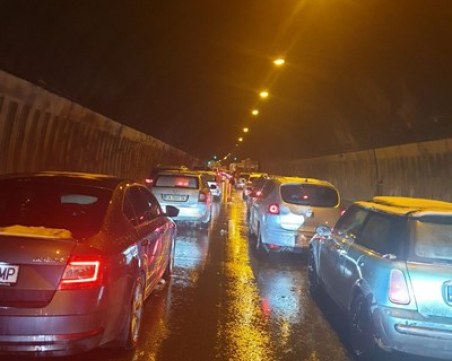 Стотици автомобили са блокирани в тунелите на “Хемус“