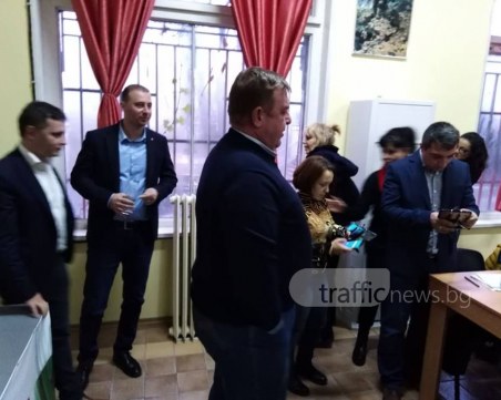 ВМРО иска сваляне на всички билбордове с еднополови двойки в Пловдив ВИДЕО