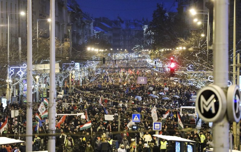 Хиляди унгарци протестираха срещу авторитарното управление на Орбан