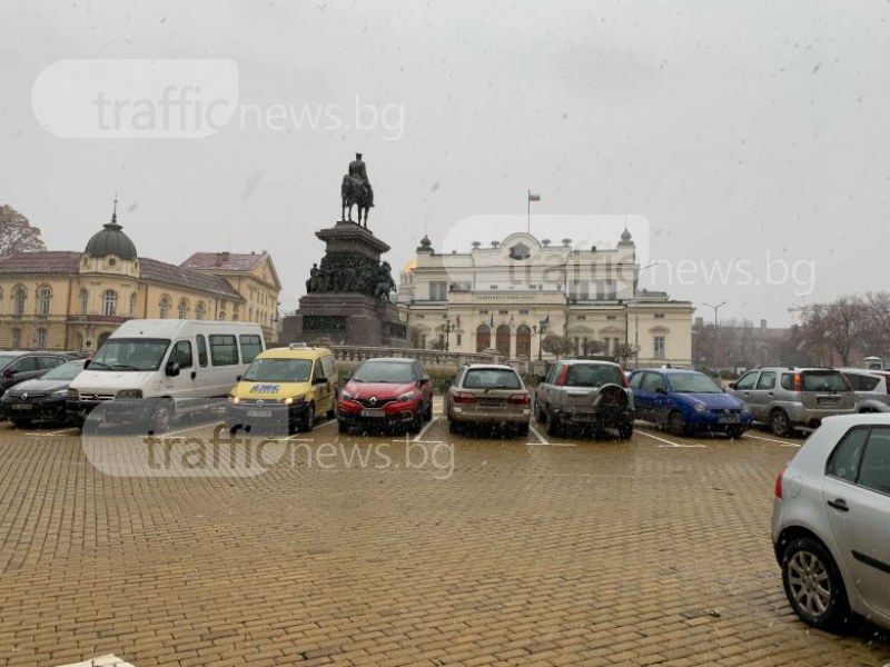 Мъгла на магистралата, в София заваля сняг СНИМКИ