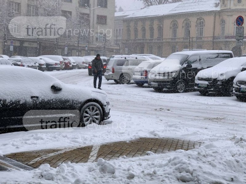 Сняг натрупа в София, има закъсали коли СНИМКИ