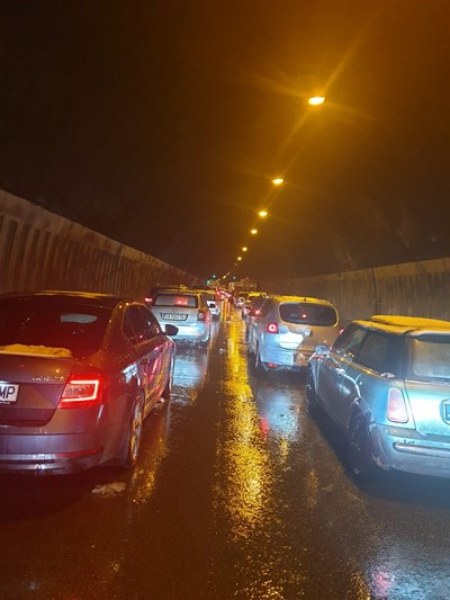 Стотици автомобили са блокирани в тунелите на “Хемус“