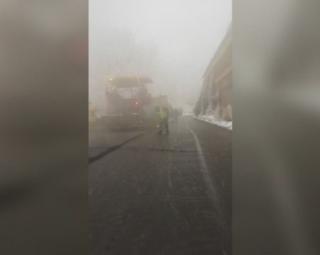 Асфалтиране в снега почти докара до бой шофьори и строители