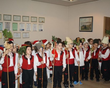 Деца коледуваха при кмета на Раковски СНИМКИ