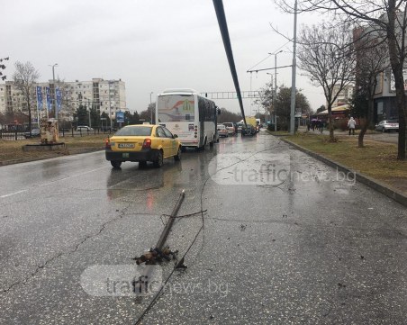 Камион е бутнал тролейбусните жици в Тракия, паднали са върху няколко коли СНИМКИ+ВИДЕО