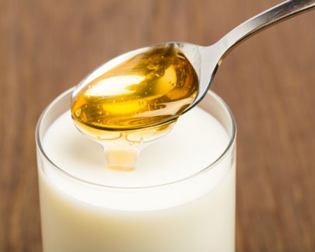 Мляко с мед срещу настинка? Спрете да го правите