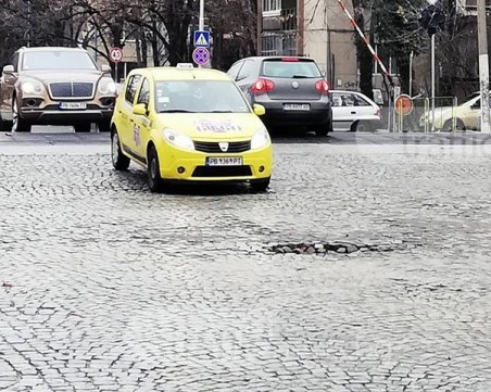 Опасно за шофьори и пешеходци: Павета хвърчат от булевард 