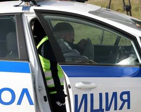 Пътник буйства в автобус, рани полицай