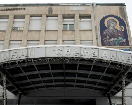 Полицаят, блъснат по време на проверка, все още се бори за живота си