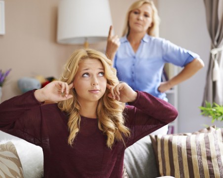 Проучване: Българите живеят при родителите си до 30-годишни